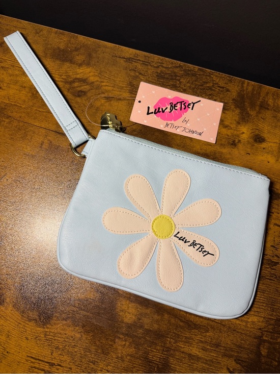 Betsey Johnson Handbags - Betsey Johnson Daisy Wristlet. NWT